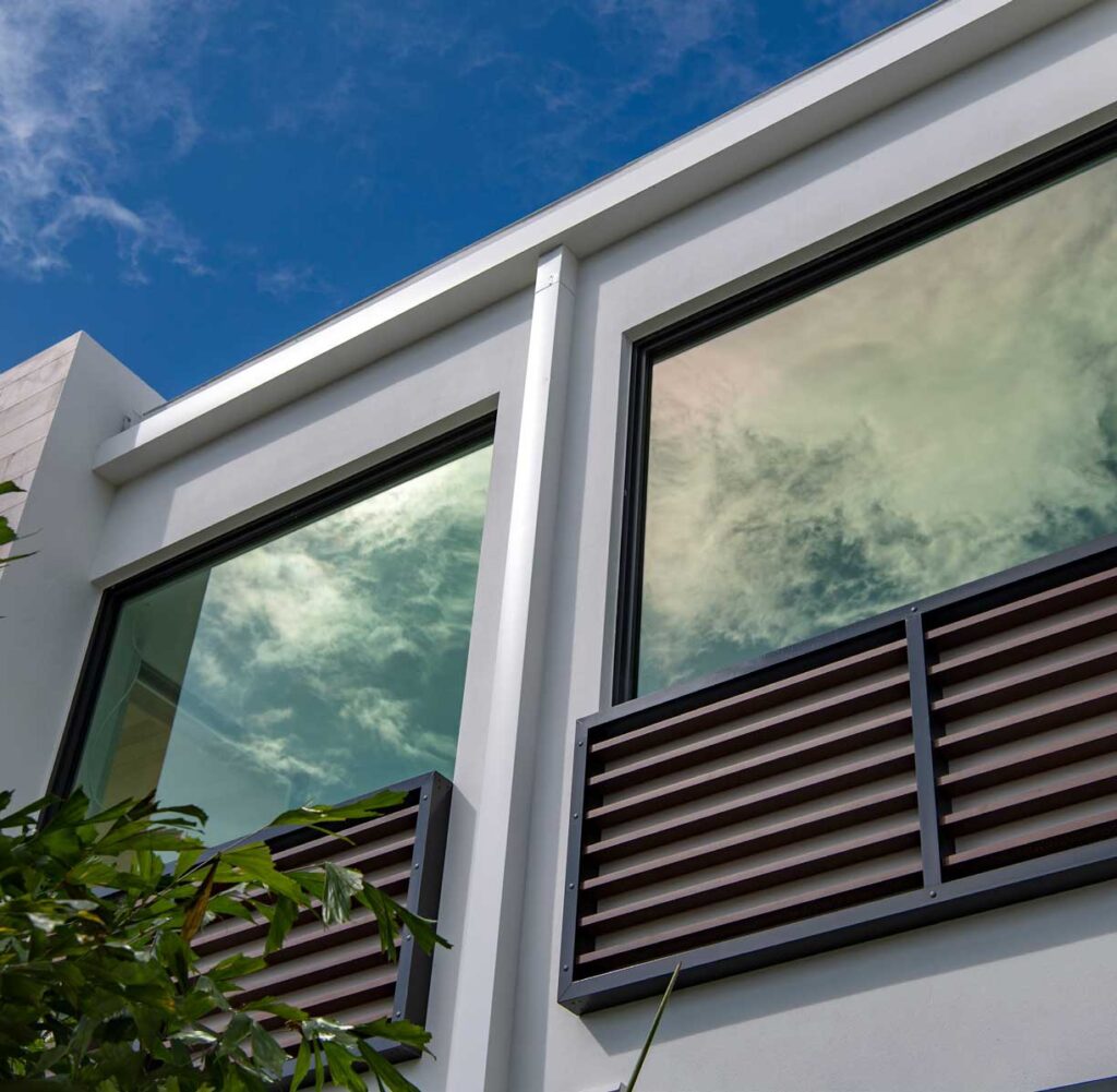 Hurricane-resistant casement windows